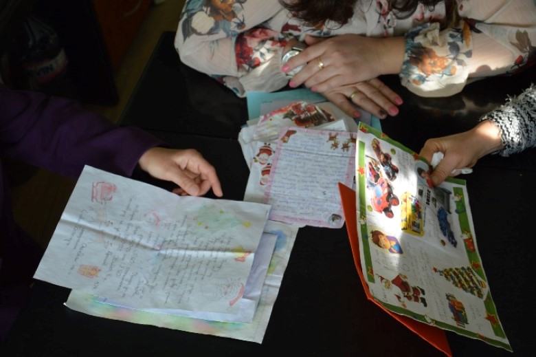 Благоевград: Специално назначена комисия разглежда писмата, които децата от областта са пуснали в кутията на Дядо Коледа