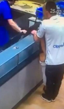 Безсрамна двойка прави секс пред очите на служители на пицария (СНИМКИ 18+)