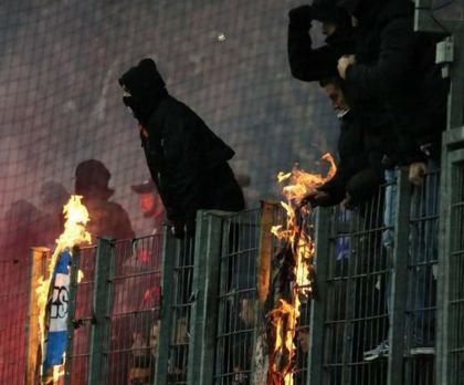 Грозни сцени и запалени знамена в Бундеслигата