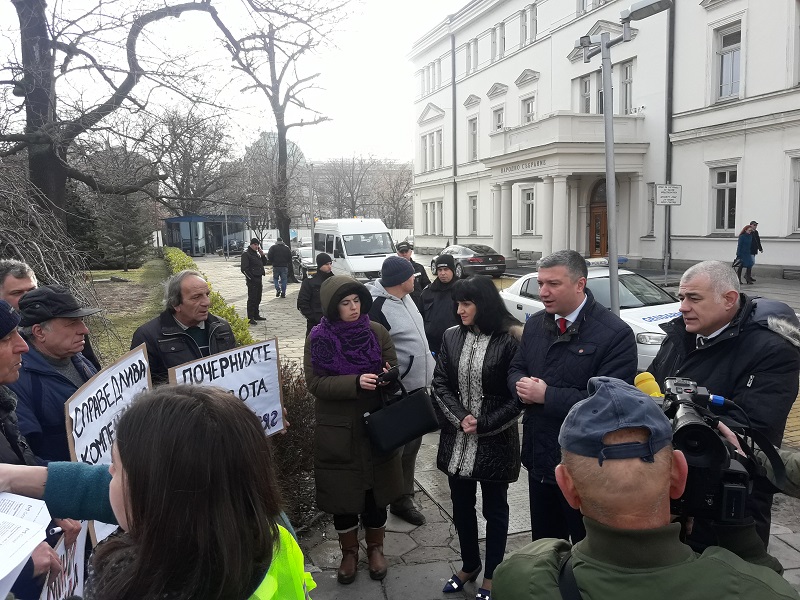 Народни представители от БСП се срещнаха с протестиращите пред парламента жители на селата Бели бряг и Трояново