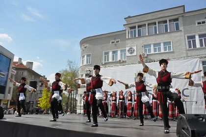 Бургас: С богатата фолклорна програма беше отбелязана Цветница в града