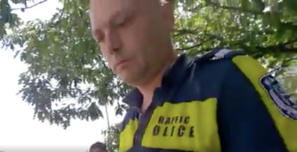 ВИДЕО: Един буден гражданин, който показа пред цяла България, че органите на реда, не знаят закона!