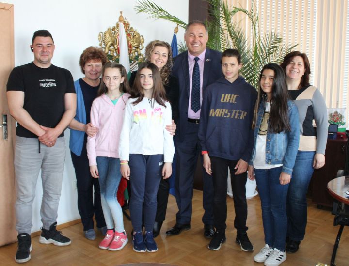 Деца и ръководители с благодарност към Областния управител за участие в международен фестивал в Одрин
