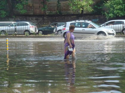СНИМКИ: Два часа след бурята: Пловдив гази във вода до колене!