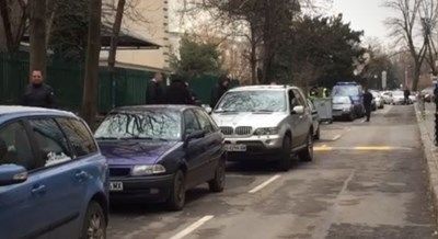 Простреляният данъчен е с опасност за живота