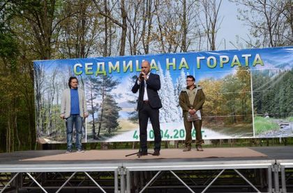 Костадин Димитров учи деца как да мерят дървета (СНИМКИ)