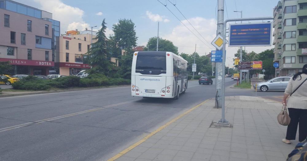Автобуси масово подминават спирки на градския транспорт в Пловдив (ВИДЕО)