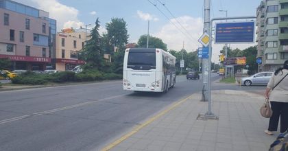Автобуси масово подминават спирки на градския транспорт в Пловдив (ВИДЕО)
