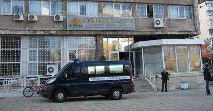 Паника във Варна! Отцепиха площада до Районния съд