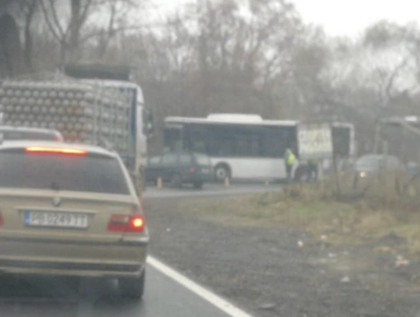 Двама в болница след сблъсъка между автобус и кола