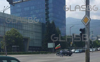 В деня на Ботев: Шофьор слезе от автомобила си и развя националното знаме СНИМКА