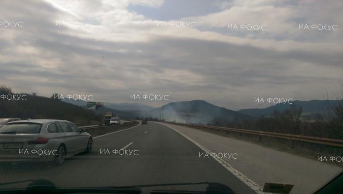 София: Сухи треви и храсти горят в района на 68 км на автомагистрала „Хемус“