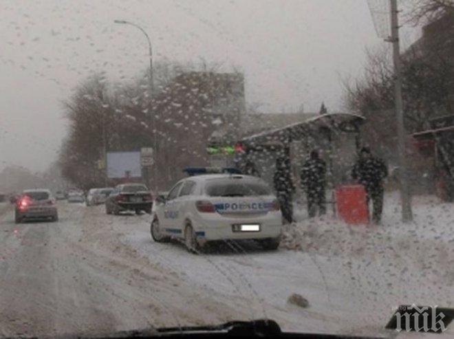 ТРАГЕДИЯ! Варненец падна на автобусна спирка и почина (СНИМКИ)