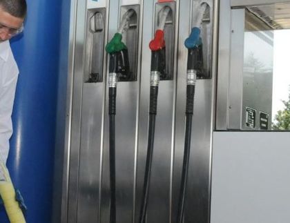 Цената на бензина падна с 12%