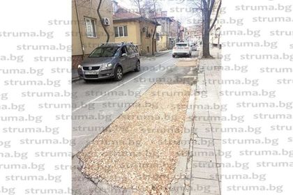 СЕДМИЦА СЛЕД ПУБЛИКАЦИЯ НА ВЕСТНИК „СТРУМА“! Изкърпват „цъфналия асфалт“ по главната транспортна артерия от Джамията към моста на р. Бистрица в центъра на Благоевград