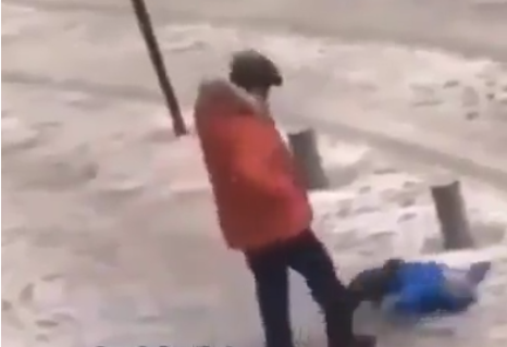 УЖАСЯВАЩО ВИДЕО ПОТРЕСЕ ВСИЧКИ! Мъж изрита с все сила играещо в снега детенце!