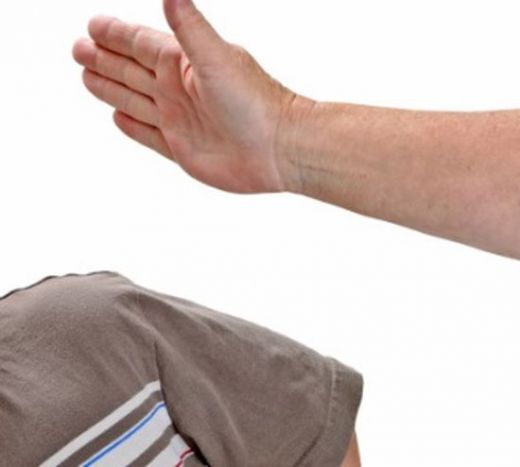 Бащата, който раздава шамари в плевенско училище, остава в ареста