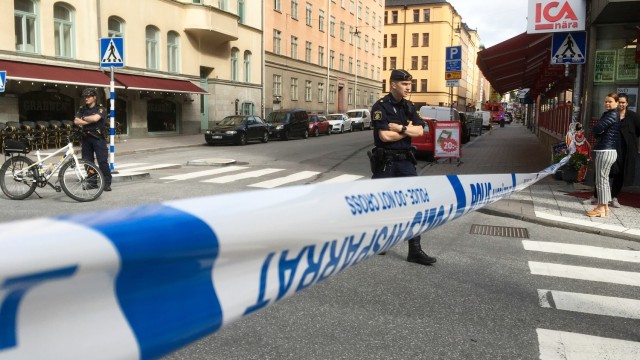 Кола се вряза в магазин в Швеция, има ранени (СНИМКА)