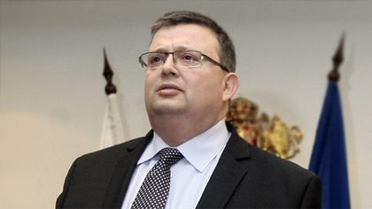 По нареждане на Цацаров търсят кой запали колата на "Господарите"