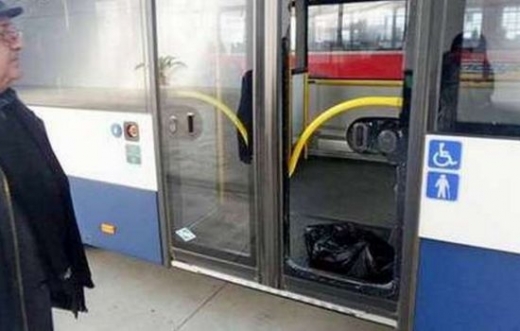 Огромен камък прелетя на сантиметри от пътници в  рейс