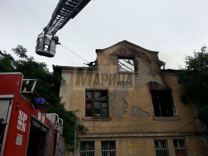 Триметрови пламъци погълнаха къща в Центъра СНИМКИ