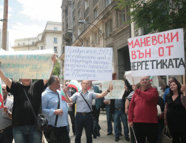 Съкращават острието на протеста срещу Маневски