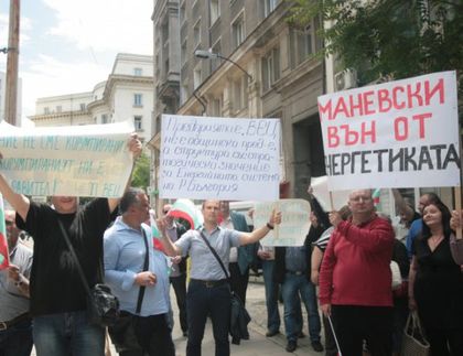 Съкращават острието на протеста срещу Маневски