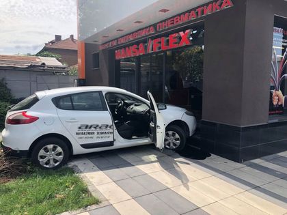 Яма на Кукленско шосе изстреля рено във витрината на лъскава сграда