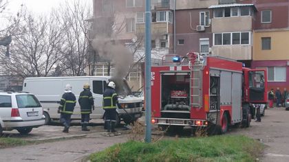 Бус пламна загадъчно в Тракия, две пожарни са на място (СНИМКИ/ВИДЕО)