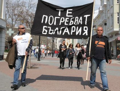 Черен плакат със страховит надпис събра погледите на пловдивчани