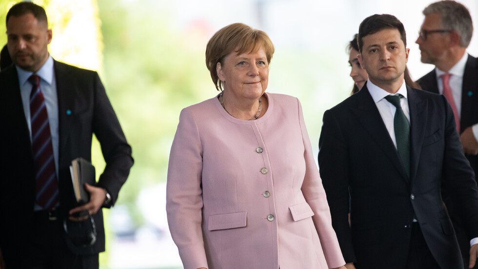 Ангела Меркел получи пристъп по време на церемония (Видео)