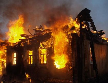 Пожар в къща уби двама души