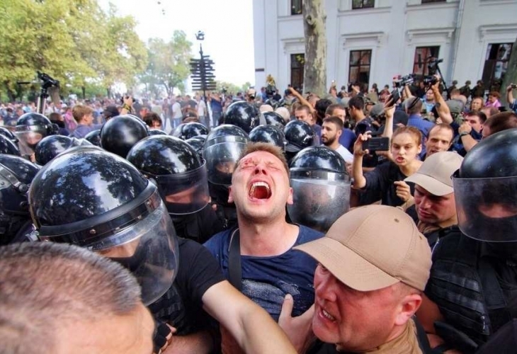 В Одеса отново се бият! Схватки има пред градския съвет и прокуратурата, десетки са ранени (СНИМКИ/ВИДЕО)