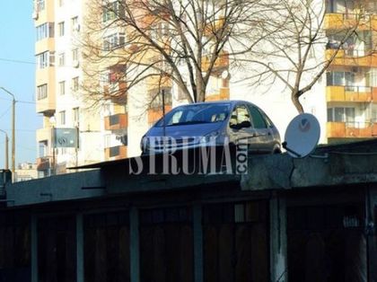 Това само жените го могат! Шофьорка паркира върху покрива на гараж