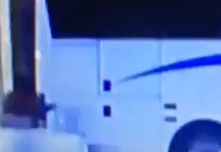 Жена си събу панталона, за да избяга от полицаи, но стана още по-лошо (ВИДЕО)