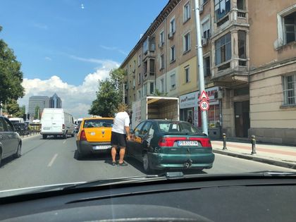 Сеат се натресе в такси на централен булевард в Пловдив (СНИМКИ)