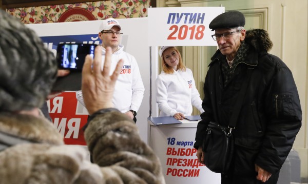 С референдуми вдигат активността за президентския вот в Русия