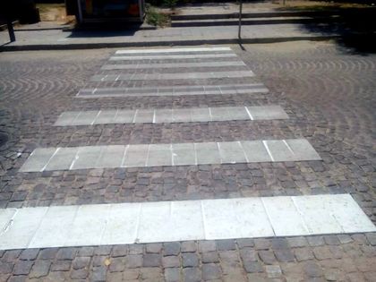 Изградиха първата бетонна пешеходна пътека върху павета в Пловдив (СНИМКИ)