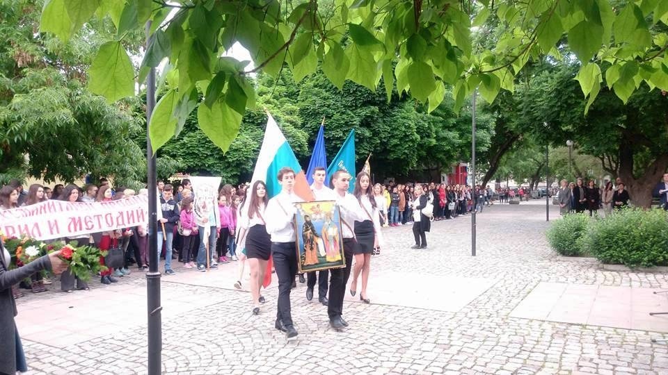 Ученици и учители на литийно шествие за Св. св. Кирил и Методий