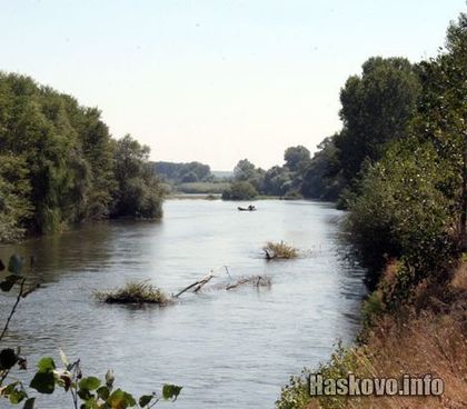 Двама заседнаха с лодка в Марица, викат пожарната на помощ