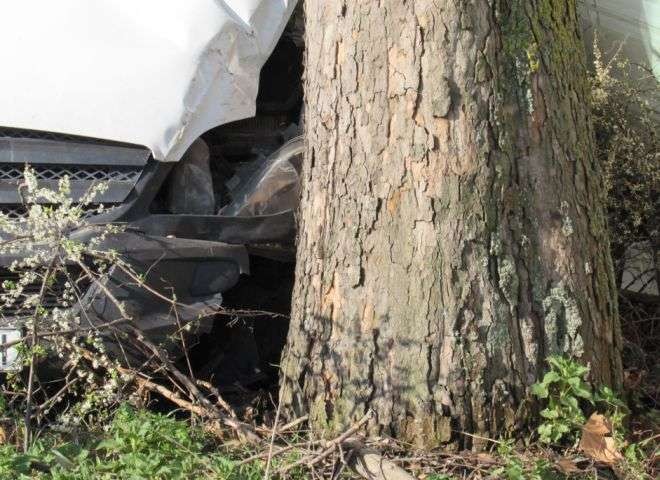 В Пловдивско: Подпийнала шофьорка се заби в дърво