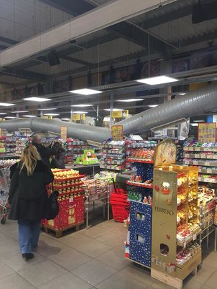 Вентилационни тръби се стовариха върху главата на жена в голям хипермаркет СНИМКА