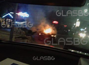 ЕКСКЛУЗИВНИ СНИМКИ: Кола гори като факла пред хотел Марица в Пловдив