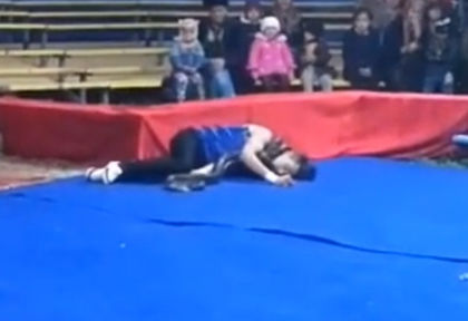 Змия удуши цирков артист пред публиката (ВИДЕО 18+)