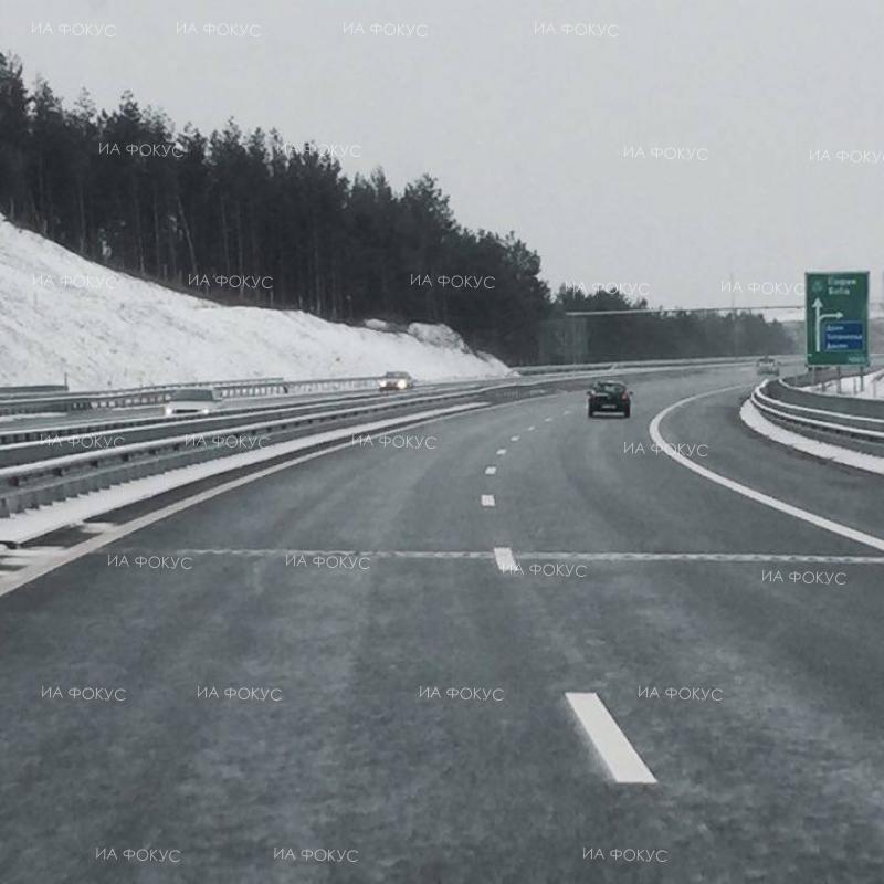 Габрово: Мокри и частично заледени са пътните настилки в усойните и планински райони, но са обработени и проходими при зимни условия