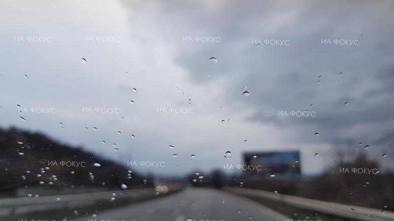 Сливен: Мокри на места са пътните настилки в областта