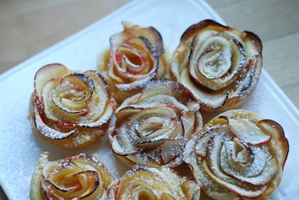 Печени ябълки с орехи и канела