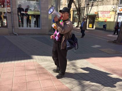 Дядя Ваня крещи по Главната: Гласуването е като хляба и сиренето! За тях хляба, за нас сиренето! (ВИДЕО + СНИМКИ)