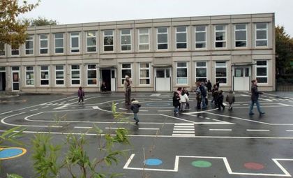 Маскиран опита да заколи учител в Париж, крещял „Това е ДАЕШ”