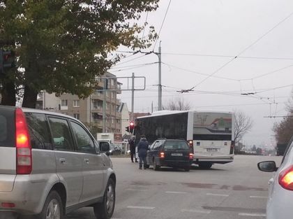 Автобус и кола се удариха на Коматевския възел СНИМКА